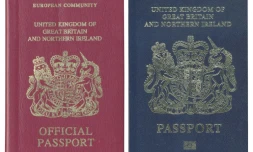Des passeports brtianniques avec et sans la mention "European Community", à Londres le 22 décembre 2017