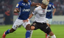 Le milieu de terrain de Strasbourg Lionel Carole (g) auteur du tir au but du titre face à Guingamp en finale de Coupe de la Ligue le 30 mars 2019