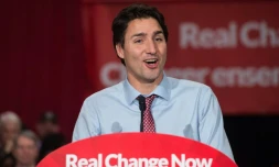 Le leader du parti libéral canadien Justin Trudeau s'adresse à ses partisans après sa victoire le 20 octobre 2015 à Ottawa