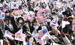 Des partisans du président sud-coréen déchu Yoon Suk Yeol manifestent près de son domicile, le 31 décembre 2024 à Séoul