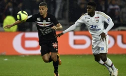 L'attaquant niçois Hatem Ben Arfa (G) face au défenseur lyonnais Samuel Umtiti, le 15 avril 2016 à Décines-Charpieu (banlieue de Lyon)