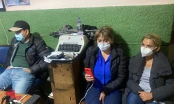 L'ancienne présidente par intérim bolivienne Jeanine Añez (D) avec sa fille Carolina Ribera et l'ancien ministre de l'Energie Rodrigo Guzman (G) dans les locaux de la police à La Paz le 14 mars 2021