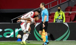 L'attaquant brésilien de l'Ajax Amsterdam, David Neres, célèbre avec un coéquipier, son but marqué contre Lille, lors du 16e de finale retour de la Ligue Europa, le 25 février 2021 à Amsterdam