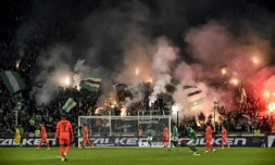 Les supporteurs de Saint-Etienne allument des fumigènes lors du match contre le PSG, le 15 décembre 2019 à Geoffroy-Guichard