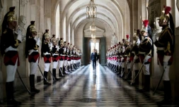 Emmanuel Macron traverse la galerie des Bustes pour parvenir devant le congrès à Versailles le 3 juillet 2017