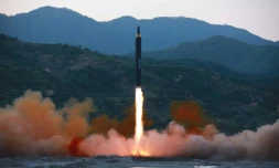 Photo fournie le 14 mai 2017 par l'agence officielle nord-coréenne Kcna d'un tir de missile balistique nord-coréen dans un lieu non précisé