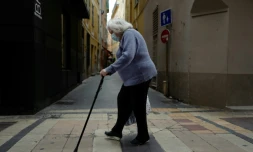 Une personne âgée traverse une rue de Nice, avec un masque de protection, le 22 avril 2020