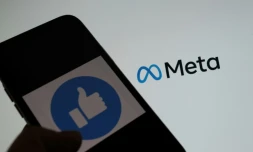 Un smartphone devant un écran d'ordinateur affichant le logo META, à Los Angeles le 28 octobre 2021
