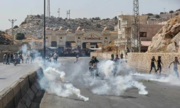 Les gardes-frontières turcs tirent des gaz lacrymogènes contre des Syriens qui manifestent près de la frontière syro-turque pour réclamer que la Turquie aide à stopper l'offensive contre la région syrienne d'Idleb (nord-ouest), le 30 août 2019, avant l'annonce d'une trêve 