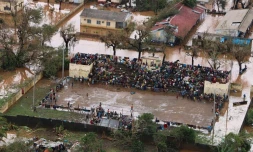 Des habitants réfugiés sur les gradins d'un stade dans une zone inondée de Buzi, dans le centre du Mozambique, le 20 mars 2019 après le passage du cyclone Idai