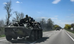 Des soldats ukrainiens en véhicules blindés sur une route dans les environs de Kryvyi Rih, le 28 avril 2022