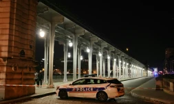 Une voiture de police est garée dans le périmètre de sécurité mis en place après une attaque au couteau et au marteau, le 2 décembre 2023 à Paris