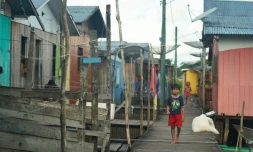 Un garçonnet à Carauari, une ville au coeur de la forêt amazonienne, au Brésil, le 16 mars 2020 