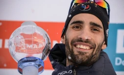 Martin Fourcade avec son 4e petit Globe de cristal aprĂšs la mass start 15 km, Ă  Tioumen, le 25 mars 2018