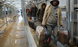 Des travailleurs palestiniens à un point de passage entre la Cisjordanie occupée et Israël, le 18 mars 2020