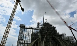 Une grue réinstalle la croix au sommet de la charpente de la cathédrale Notre-Dame, à Paris, le 24 mai 2024