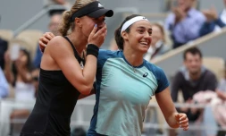 Les Françaises Kristina Mladenovic (g) et Caroline Garcia, sacrées en double à Roland-Garros, le 5 juin 2022