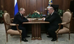 Le président russe Vladimir Poutine et le patron du fisc russe Mikhaïl Michoustine (d), le 15 janvier 2020 à Moscou