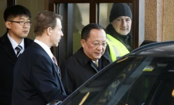 Le chef de la diplomatie nord-coréenne Ri Yong Ho (C) sort du bâtiment du gouvernement suédois à Stockholm, le 16 mars 2018