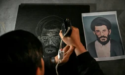 L'artiste Sadiq Poya grave le portrait d'une personne décédée sur une pierre tombale à Quetta, au Pakistan, le 17 février 2026