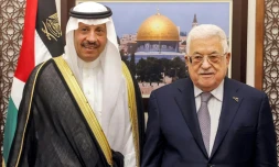 Photo diffusée par le Bureau de presse de l'Autoritté Palestinienne montrant le président palestinien Mahmoud Abbas (d) et le chef de la délégation saoudienne Nayef al-Sudaïri, le 26 septembre 2023 à Ramallah
