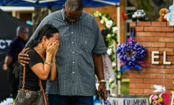 Une femme en pleurs devant un mémorial pour les victimes de la tuerie de l'école primaire Robb, à Uvalde, au Texas, le 29 mai 2022