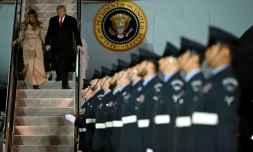 Le président américain Donald Trump et la Première dame Melania Trump débarquent d'Air Force One après avoir atterri à l'aéroport londonien de Stansted, pour une visite de deux jours au Royaume-Uni, le 16 septembre 2025