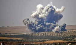 De la fumée s'élève au-dessus des zones contrôlées par les rebelles dans la ville de Deraa, lors de frappes aériennes menées par les forces du régime syrien, le 5 juillet 2018
