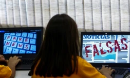 Des élèves de Unified Educational Centers (CEU) suivent un cours sur le "fake news: accès sécurité et véracité de l'information" à Sao Paulo le 21 juin 2018