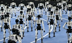 Des robots humanoïdes recueillis après l'ouverture des World Humanoid Robot Games à Pékin le 22 août 2026
