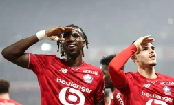 Les Lillois Ngal'Ayel Mukau (g) et  Matias Fernandez-Pardo après le troisième but inscrit contre Lens lors du derby, le 4 avril 2026 au stade Pierre Mauroy