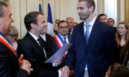 Le président Emmanuel Macron (g), lors d'une cérémonie de naturalisation à la préfecture d'Orléans, le 27 juillet 2017