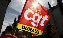 Des employés de Duralex et des membres de la CGT sont rassemblés devant le tribunal de commerce d'Orléans le 17 septembre 2026