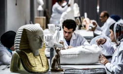 La manufacture Konouz, en périphérie du Caire, où sont confectionnées des reproductions d'objets antiques, le 17 mai 2021 en Egypte