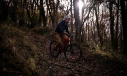 David Labarre, 32 ans et vice-champion de cécifoot en 2012 aux Jeux de Londres, s'entraßne lors d'une sortie en VTT, le 8 décembre 2020 à Aspet, en guise de préparation pour l'ascension de 3 sommets ralliés à vélo