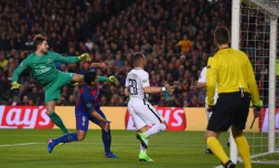 Kevin Trapp, gardien du Paris SG (g) encaisse le premier des six buts du Barça lors du 8e de finale retour de la Ligue des champions, le 8 mars 2017 au Camp Nou