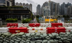 Des sacs de sable entassés pour prévenir les inondations à Tseung Kwan O à Hong Kong le 1er septembre 2023, avant l'arrivée prévue du super typhon Saola.