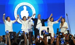 Le prĂ©sident Luis Abinader fĂȘte sa victoire Ă la prĂ©sidentielle Ă son quartier gĂ©nĂ©ral de campagne, le 19 mai Ă Saint-Domingue, en RĂ©publique dominicaine