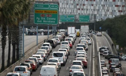 Blocage d'un axe routier à Barcelone à la suite d'une grève, le 8 novembre 2017