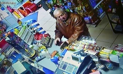 Image du 28 février 2018 d'une caméra de surveillance de l'ex-espion russe Sergueï Skripal dans une épicerie de Salisbury (sud-ouest de l'Angleterre), avant son empoisonnement le 5 mars