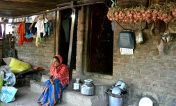 Mirabai Khindkar, dont le mari Amol, agriculteur, s'est suicidé en raison de l'accumulation de prêts financiers, assise devant la maison de ses beaux-parents dans le village d'Ambilwadgaon, dans l'Etat du Maharashtra, le 3 mai 2025 en Inde