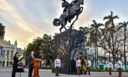 Le président du musée du Bronx de New York Joseph Mizzi fait un discours lors de l'inauguration de la réplique de la statue du héros national cubain José Marti à La Havane, le 28 janvier 2018