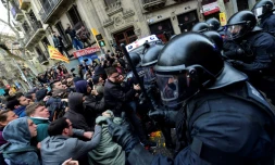 Affrontements en Catalogne aprĂšs l'arrestation de Puigdemont en Allemagne