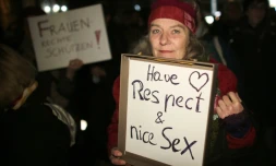 Une femme tient une pancarte "Ayez du respect et du bon sexe" pendant une manifestation à Cologne le 5 janvier 2016