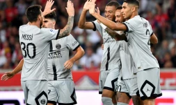 Des joueurs du Paris SG, dont l'Argentin Leo Messi, le Français Kylian Mbappé et le Brésilien Neymar, se congratulent après un but inscrit lors du match à Lille, le 21 août 2022
