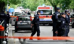 Secours et forces de l'ordre sur les lieux d'une attaque meurtrière dans une école primaire, à Belgrade, le 3 mai 2023