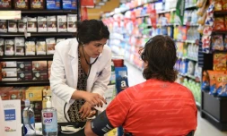 Une infimrière dans un supermarché d'Irvine, aux Etats-Unis, pour lutter contre l'obésité, le 29 novembre 2016 