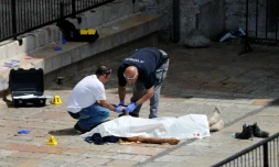 Des policiers israéliens relÚvent les empruntes digitales du palestinien abattu aprÚs avoir tenté de poignarder une militaire à Jérusalem, le 16 septembre 2016