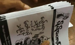 Une capture d'écran d'une vidéo AFP montre des exemplaires du journal clandestin "Molotov" distribué le sous le manteau en Birmanie, le 10 avril 2021