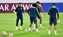 La star du Brésil Neymar et ses coéquipiers intensifient leur entraînement à Kazan, le 5 juillet 2018, à la veille du match contre la Belgique